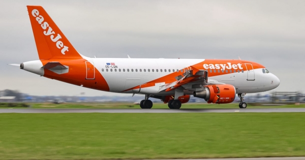 Métereken múlt, hogy egy a leszálló utasszállító egy felszállni készülő gépbe csapódjon a nizzai repülőtéren