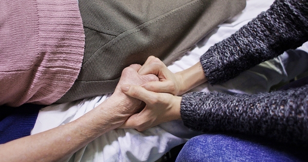 Özvegyi nyugdíj: ki kaphat, mikor éled fel?