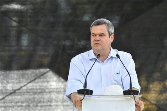 Egészségügyi államtitkár: Kizsákmányolták és átverték a bérnővéreket