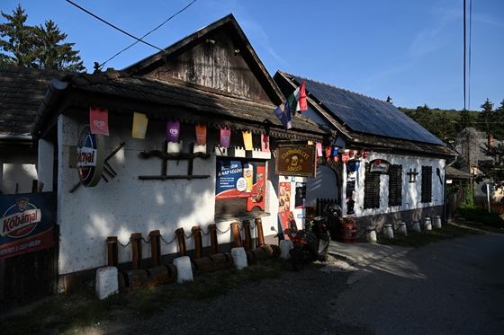 Bezárnak a falusi presszók, már nem csak részegek, de magányosak is vagyunk