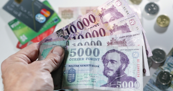 Százmilliókat ajándékozunk az adóhivatalnak