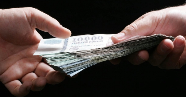 Korrupcióval gyanúsítják a vállalkozót, aki pályázatai kedvező elbírálásáért fizethetett kenőpénzt egy kormányhivatali osztályvezetőnek