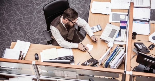 A nap kérdése: átalányadózó egyéni vállalkozó 36 órás munkát vállal – hogyan adózik egy korábban kiállított, ki nem fizetett számla után?