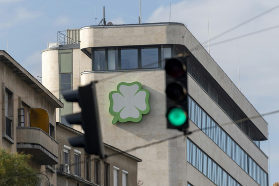 Közzé kell tennie a Szerencsejáték Zrt.-nek, hogy mi alapján tömi ki tízmilliókkal a kormányhoz közeli személyeket, cégeket