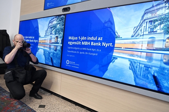 Így rakta össze a magyar állam Mészáros Lőrincnek a NER szuperbankját