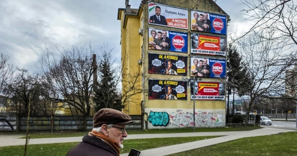 Hiányolja az egyeztetést a Reklámszövetség a gyűlöletkeltő politikai plakátok és az épülethálós hirdetések szabályozása ügyében