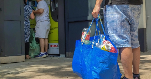 A Mohu fű alatt jelentősen csökkentette a boltoknak adott palackdíjat