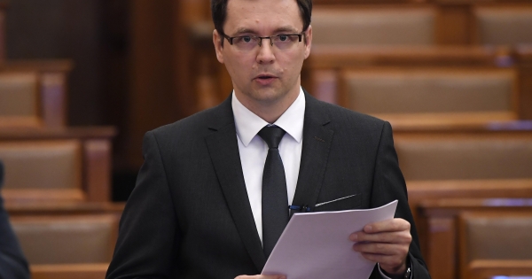A PM államtitkára szerint maximális veszélyt jelent a globális minimumadó