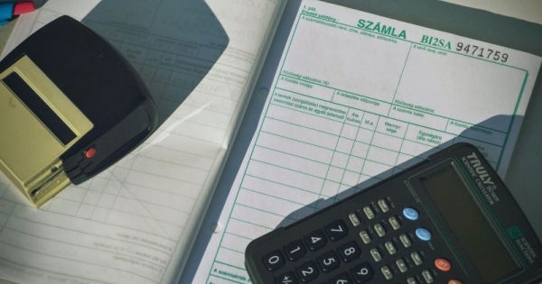 Számlánként félmillió is lehet a bírság, ha nem jól jelentjük a számlákat