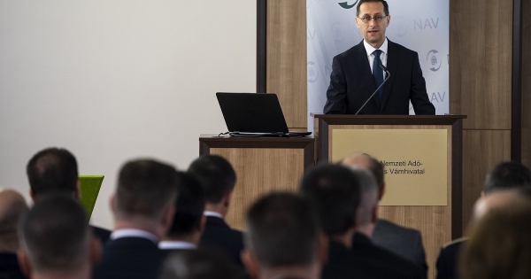 Adócsökkentést és adminisztrációcsökkentést ígér Varga