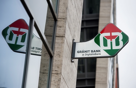 A Tiborcz érdekeltségébe tartozó bank Tiborcznak az Orbán Ráhel által vezetett cégét bízta meg az arculata megújításával