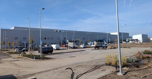 Átlátszó: 120 helyett csak 82-en dolgoznak a kormánytámogatással épült makói gyárban, a felük Kínából érkezett