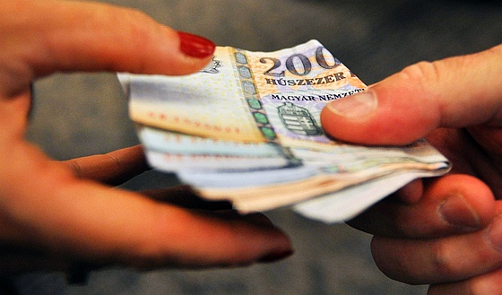 Munkaviszony több munkáltatónál: ki és hogyan fizeti a dolgozó bérét?