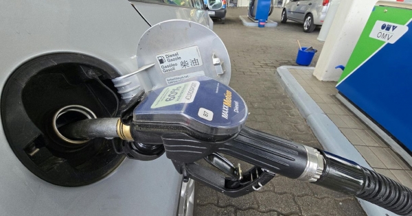 Tovább esik az üzemanyagok ára szombaton