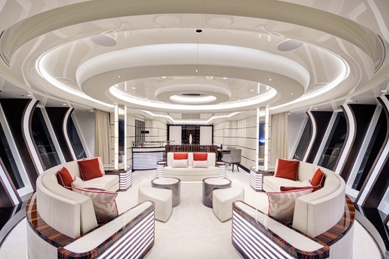 Egy török kikötőben bukkant fel Putyin titkos luxusjachtja