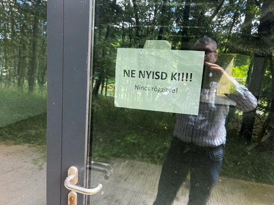 Uniós százmilliókat elnyelő szellemhotelből posztolt Hadházy Ákos