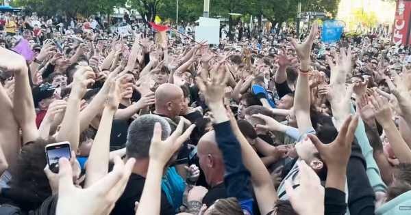 Korábban kétmillió forintot szórtak szét a Deák téren, most a GVH-nak fizethet a Mobilfox