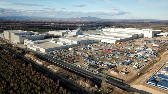 Gödön tüntetett az LMP, lezárták az akkugyár mindkét bejáratát