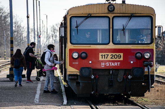 Hétfő reggel a MÁV félrenyelte a kávét, gereblyére lépett, elcsúszott egy banánhéjon és kizárta magát a lakásból