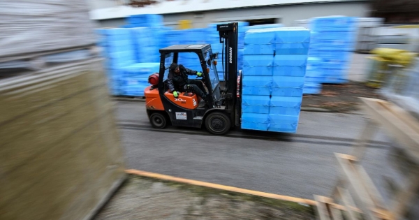 Elég közel lenni a tűzhöz – ezek a cégek kaszálták a legnagyobbat a padlásszigetelési bizniszben a Fidesz-rendszerben