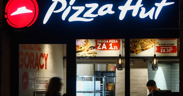 Nem bírta a Pizza Hut a versenytársak agresszív árazását és az online rendelést, eladják a céget