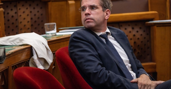 Ruff Bálint tárcája 455 millió forintnyi kétes megrendelés miatt tett feljelentést