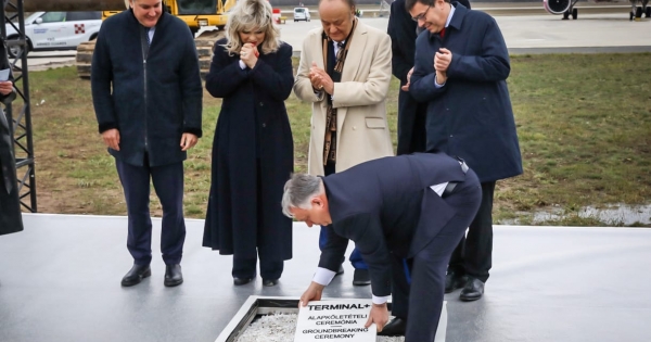 Orbán Viktor letette az egymilliárd eurós új reptéri terminál alapkövét Ferihegyen