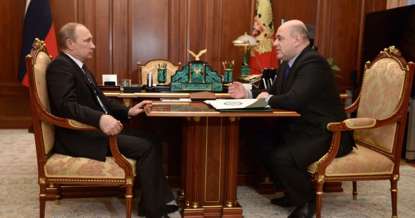 Az adóhatóság vezetői székéből a miniszterelnöki székbe