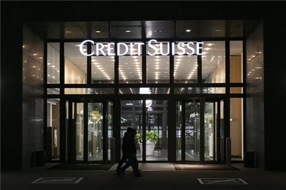 Hiába a Credit Suisse felvásárlása, lejtmenetben a bankok a tőzsdéken
