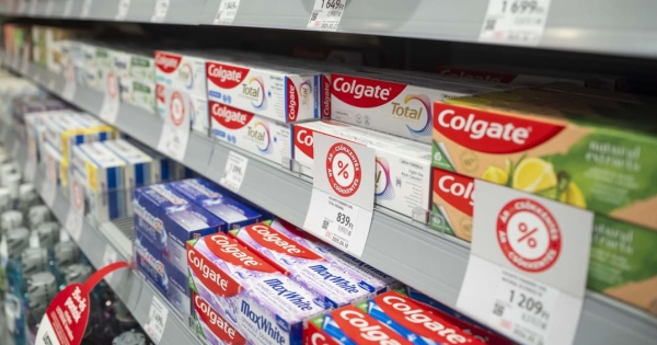 Csökkenti a bolti dolgozók óraszámát a DM az árréstop miatt