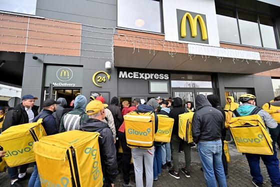 Videó: Futárok tömegei álltak sorban az újranyitó McDonald