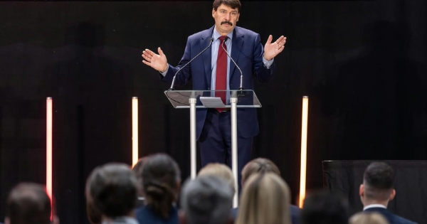 Magyar Péter kormánya Áder János volt államfő alapítványánál is új felállást hozott