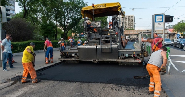 Vasúti cégekre bízza Lázár János a 30 milliárdos közútfelújításokat – közbeszerzés nélkül