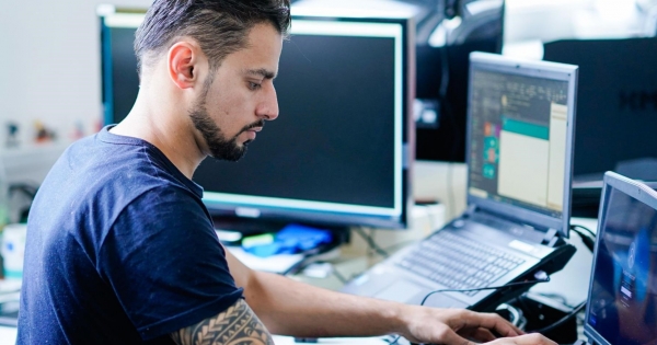 Kötetlen munkarendben dolgozóknál el lehet rendelni készenlétet?