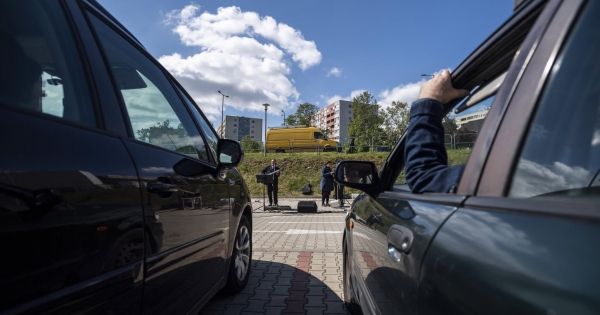 Munkába járás saját gépkocsival: ki fizeti a kárt baleset esetén, vagy ha rádől egy fa az autóra a cég parkolójában?