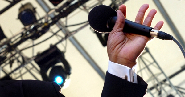 Humorista a céges rendezvényen: hogyan lehet elszámolni?