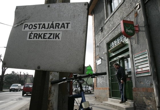 Kezelési díjat tennének egyes webshopok a rájuk erőltetett kötelező postai szállításra