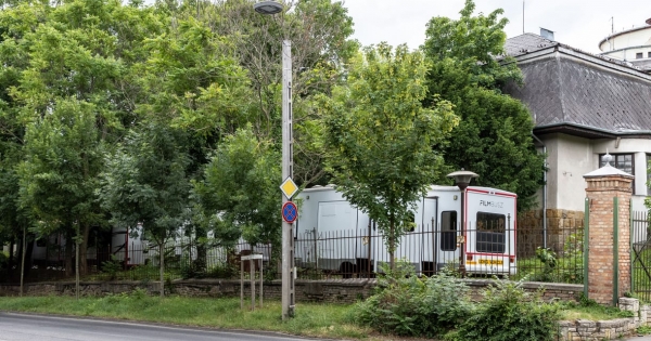 A megígért elitiskolának nyoma sincs, helyette rejtélyes filmforgatásra használják a Lipótmezőt