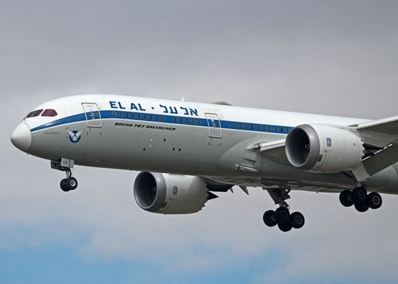 Kényszerleszállást kellett végrehajtani egy Izraelbe tartó járatnak, mert egy arab utas be akart jutni a pilótafülkébe