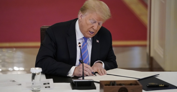 Az amerikai elnök a gazdaságot támogató rendeleteket írt alá