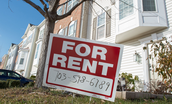 Már az amerikai törvényhozók is kiakadtak a több százezer ingatlant felvásárló nagy cégekre, törvényi korlátozások jöhetnek