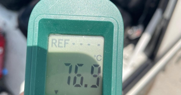 75 fokos műbőr ülésen ült egy reptéri dolgozó, a szakszervezet Vitézy Dávidhoz fordult a munkakörülmények miatt