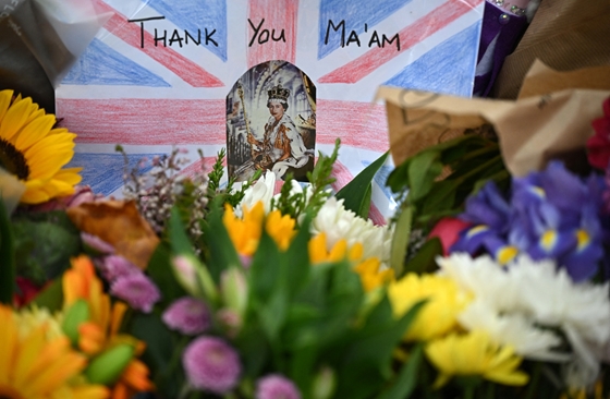 Annyi virágot rendelnek a britek II. Erzsébet halála miatt, hogy azt már a külföldi kertészetek sem bírják