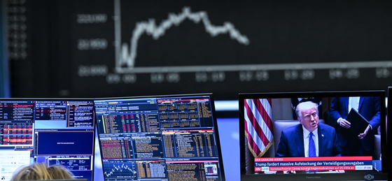 Enyhül a pánik, de még mindig súlyos mínuszban az európai tőzsdék