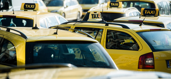 Félmilliárdból taxiztatná a minisztériumi dolgozókat a kormány