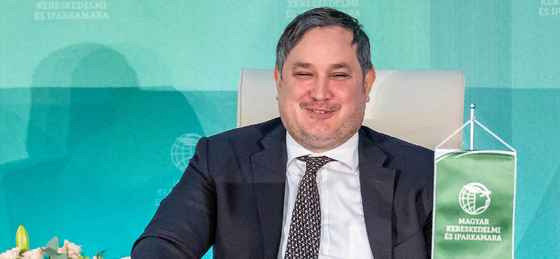 Romokban a költségvetés, a kormány mégis a nagybevásárlások malacperselyét tömi