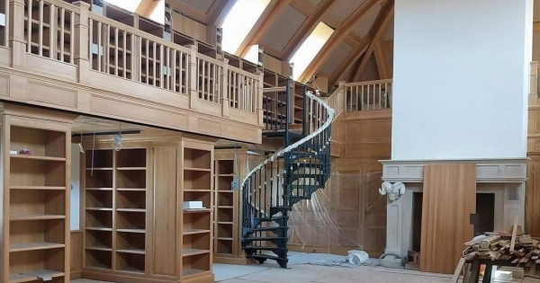 Belsőépítészek Hatvanpusztáról: százmilliós könyvtárbelső, másfél milliós egyedi ablakok