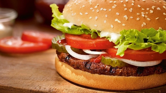 A Burger King szerint azért drágább az elviteles étel, mert többek közt a csomagolók pluszidejét is meg kell fizetni