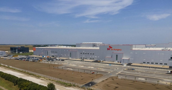 Másfél hónapra leállítják az iváncsai akkugyárat