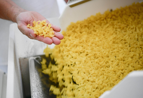 A cégek költségei újra nőni kezdtek - meddig úszhatjuk meg, hogy az áraikba is beépítsék ezt?